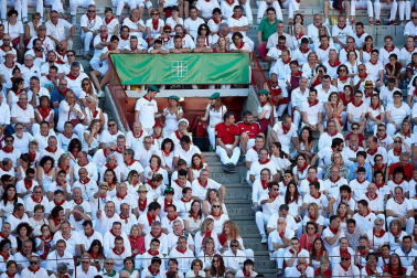 Público asistente a la Plaza de Toros de Pamplona durante la octava corrida de la Feria del Toro 2019 con la ganadería de Miura para los diestros Rafaelillo, Octavio Chacón y Juan Leal.
