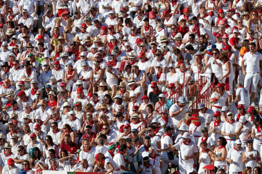 Público asistente a la Plaza de Toros de Pamplona durante la octava corrida de la Feria del Toro 2019 con la ganadería de Miura para los diestros Rafaelillo, Octavio Chacón y Juan Leal.