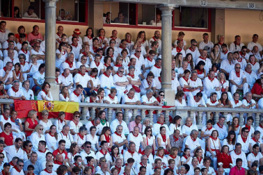 Público asistente a la Plaza de Toros de Pamplona durante la octava corrida de la Feria del Toro 2019 con la ganadería de Miura para los diestros Rafaelillo, Octavio Chacón y Juan Leal.