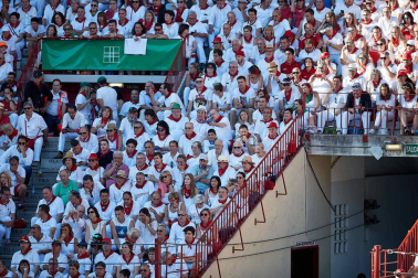 Público asistente a la Plaza de Toros de Pamplona durante la octava corrida de la Feria del Toro 2019 con la ganadería de Miura para los diestros Rafaelillo, Octavio Chacón y Juan Leal.