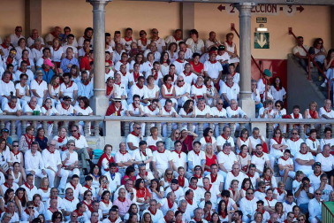 Público asistente a la Plaza de Toros de Pamplona durante la octava corrida de la Feria del Toro 2019 con la ganadería de Miura para los diestros Rafaelillo, Octavio Chacón y Juan Leal.
