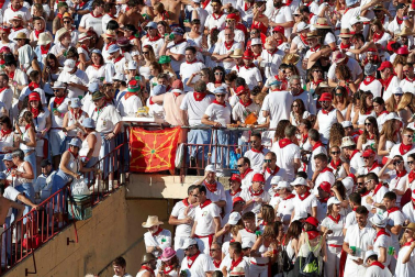 Público asistente a la Plaza de Toros de Pamplona durante la octava corrida de la Feria del Toro 2019 con la ganadería de Miura para los diestros Rafaelillo, Octavio Chacón y Juan Leal.