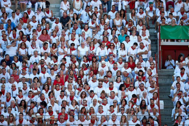 Público asistente a la Plaza de Toros de Pamplona durante la octava corrida de la Feria del Toro 2019 con la ganadería de Miura para los diestros Rafaelillo, Octavio Chacón y Juan Leal.
