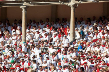 Público asistente a la Plaza de Toros de Pamplona durante la octava corrida de la Feria del Toro 2019 con la ganadería de Miura para los diestros Rafaelillo, Octavio Chacón y Juan Leal.