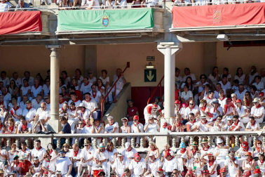 Público asistente a la Plaza de Toros de Pamplona durante la octava corrida de la Feria del Toro 2019 con la ganadería de Miura para los diestros Rafaelillo, Octavio Chacón y Juan Leal.