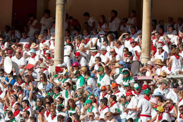 Público asistente a la Plaza de Toros de Pamplona durante la octava corrida de la Feria del Toro 2019 con la ganadería de Miura para los diestros Rafaelillo, Octavio Chacón y Juan Leal.