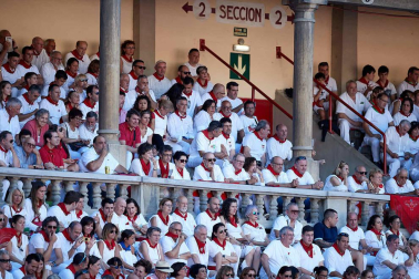 Público asistente a la Plaza de Toros de Pamplona durante la octava corrida de la Feria del Toro 2019 con la ganadería de Miura para los diestros Rafaelillo, Octavio Chacón y Juan Leal.