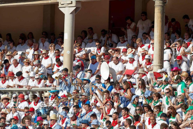 Público asistente a la Plaza de Toros de Pamplona durante la octava corrida de la Feria del Toro 2019 con la ganadería de Miura para los diestros Rafaelillo, Octavio Chacón y Juan Leal.
