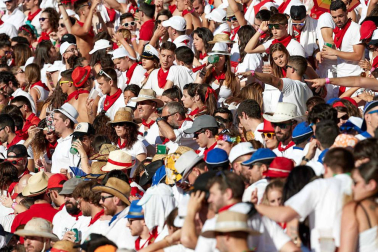 Público asistente a la Plaza de Toros de Pamplona durante la octava corrida de la Feria del Toro 2019 con la ganadería de Miura para los diestros Rafaelillo, Octavio Chacón y Juan Leal.