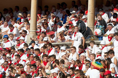 Público asistente a la Plaza de Toros de Pamplona durante la octava corrida de la Feria del Toro 2019 con la ganadería de Miura para los diestros Rafaelillo, Octavio Chacón y Juan Leal.