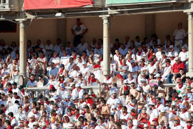 Público asistente a la Plaza de Toros de Pamplona durante la octava corrida de la Feria del Toro 2019 con la ganadería de Miura para los diestros Rafaelillo, Octavio Chacón y Juan Leal.