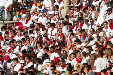 Público asistente a la Plaza de Toros de Pamplona durante la octava corrida de la Feria del Toro 2019 con la ganadería de Miura para los diestros Rafaelillo, Octavio Chacón y Juan Leal.