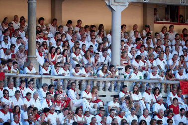 Público asistente a la Plaza de Toros de Pamplona durante la octava corrida de la Feria del Toro 2019 con la ganadería de Miura para los diestros Rafaelillo, Octavio Chacón y Juan Leal.