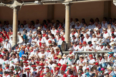 Público asistente a la Plaza de Toros de Pamplona durante la octava corrida de la Feria del Toro 2019 con la ganadería de Miura para los diestros Rafaelillo, Octavio Chacón y Juan Leal.