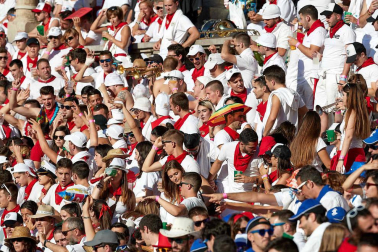Público asistente a la Plaza de Toros de Pamplona durante la octava corrida de la Feria del Toro 2019 con la ganadería de Miura para los diestros Rafaelillo, Octavio Chacón y Juan Leal.