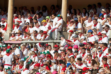 Público asistente a la Plaza de Toros de Pamplona durante la octava corrida de la Feria del Toro 2019 con la ganadería de Miura para los diestros Rafaelillo, Octavio Chacón y Juan Leal.