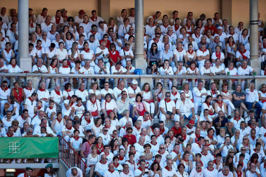 Público asistente a la Plaza de Toros de Pamplona durante la octava corrida de la Feria del Toro 2019 con la ganadería de Miura para los diestros Rafaelillo, Octavio Chacón y Juan Leal.