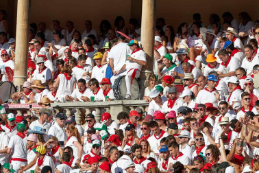 Público asistente a la Plaza de Toros de Pamplona durante la octava corrida de la Feria del Toro 2019 con la ganadería de Miura para los diestros Rafaelillo, Octavio Chacón y Juan Leal.