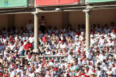 Público asistente a la Plaza de Toros de Pamplona durante la octava corrida de la Feria del Toro 2019 con la ganadería de Miura para los diestros Rafaelillo, Octavio Chacón y Juan Leal.