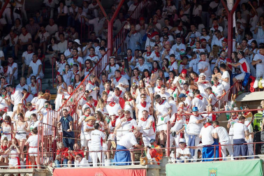 Público asistente a la Plaza de Toros de Pamplona durante la octava corrida de la Feria del Toro 2019 con la ganadería de Miura para los diestros Rafaelillo, Octavio Chacón y Juan Leal.
