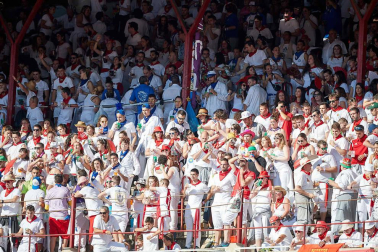 Público asistente a la Plaza de Toros de Pamplona durante la octava corrida de la Feria del Toro 2019 con la ganadería de Miura para los diestros Rafaelillo, Octavio Chacón y Juan Leal.