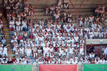 Público asistente a la Plaza de Toros de Pamplona durante la octava corrida de la Feria del Toro 2019 con la ganadería de Miura para los diestros Rafaelillo, Octavio Chacón y Juan Leal.