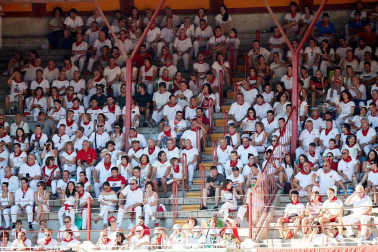 Público asistente a la Plaza de Toros de Pamplona durante la octava corrida de la Feria del Toro 2019 con la ganadería de Miura para los diestros Rafaelillo, Octavio Chacón y Juan Leal.