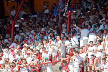 Público asistente a la Plaza de Toros de Pamplona durante la octava corrida de la Feria del Toro 2019 con la ganadería de Miura para los diestros Rafaelillo, Octavio Chacón y Juan Leal.