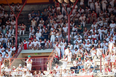 Público asistente a la Plaza de Toros de Pamplona durante la octava corrida de la Feria del Toro 2019 con la ganadería de Miura para los diestros Rafaelillo, Octavio Chacón y Juan Leal.