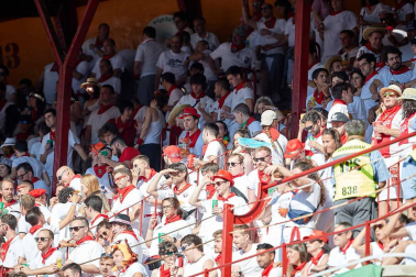 Público asistente a la Plaza de Toros de Pamplona durante la octava corrida de la Feria del Toro 2019 con la ganadería de Miura para los diestros Rafaelillo, Octavio Chacón y Juan Leal.