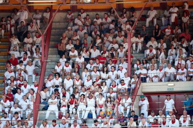Público asistente a la Plaza de Toros de Pamplona durante la octava corrida de la Feria del Toro 2019 con la ganadería de Miura para los diestros Rafaelillo, Octavio Chacón y Juan Leal.