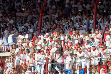 Público asistente a la Plaza de Toros de Pamplona durante la octava corrida de la Feria del Toro 2019 con la ganadería de Miura para los diestros Rafaelillo, Octavio Chacón y Juan Leal.