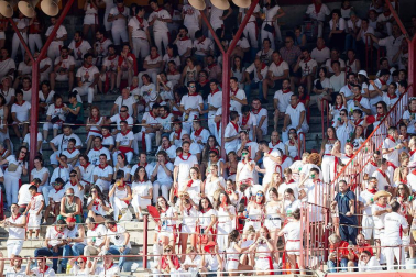 Público asistente a la Plaza de Toros de Pamplona durante la octava corrida de la Feria del Toro 2019 con la ganadería de Miura para los diestros Rafaelillo, Octavio Chacón y Juan Leal.
