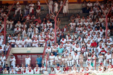 Público asistente a la Plaza de Toros de Pamplona durante la octava corrida de la Feria del Toro 2019 con la ganadería de Miura para los diestros Rafaelillo, Octavio Chacón y Juan Leal.