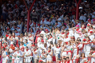 Público asistente a la Plaza de Toros de Pamplona durante la octava corrida de la Feria del Toro 2019 con la ganadería de Miura para los diestros Rafaelillo, Octavio Chacón y Juan Leal.