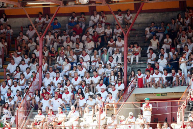 Público asistente a la Plaza de Toros de Pamplona durante la octava corrida de la Feria del Toro 2019 con la ganadería de Miura para los diestros Rafaelillo, Octavio Chacón y Juan Leal.