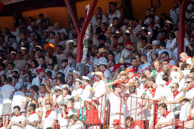 Público asistente a la Plaza de Toros de Pamplona durante la octava corrida de la Feria del Toro 2019 con la ganadería de Miura para los diestros Rafaelillo, Octavio Chacón y Juan Leal.