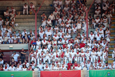 Público asistente a la Plaza de Toros de Pamplona durante la octava corrida de la Feria del Toro 2019 con la ganadería de Miura para los diestros Rafaelillo, Octavio Chacón y Juan Leal.