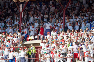 Público asistente a la Plaza de Toros de Pamplona durante la octava corrida de la Feria del Toro 2019 con la ganadería de Miura para los diestros Rafaelillo, Octavio Chacón y Juan Leal.