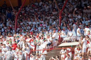 Público asistente a la Plaza de Toros de Pamplona durante la octava corrida de la Feria del Toro 2019 con la ganadería de Miura para los diestros Rafaelillo, Octavio Chacón y Juan Leal.
