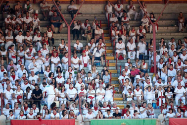 Público asistente a la Plaza de Toros de Pamplona durante la octava corrida de la Feria del Toro 2019 con la ganadería de Miura para los diestros Rafaelillo, Octavio Chacón y Juan Leal.