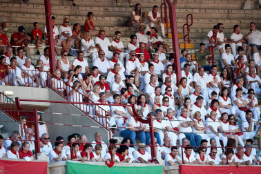 Público asistente a la Plaza de Toros de Pamplona durante la octava corrida de la Feria del Toro 2019 con la ganadería de Miura para los diestros Rafaelillo, Octavio Chacón y Juan Leal.