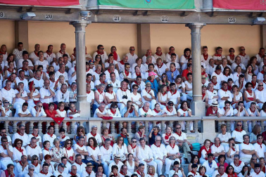 Público asistente a la Plaza de Toros de Pamplona durante la octava corrida de la Feria del Toro 2019 con la ganadería de Miura para los diestros Rafaelillo, Octavio Chacón y Juan Leal.