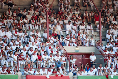 Público asistente a la Plaza de Toros de Pamplona durante la octava corrida de la Feria del Toro 2019 con la ganadería de Miura para los diestros Rafaelillo, Octavio Chacón y Juan Leal.
