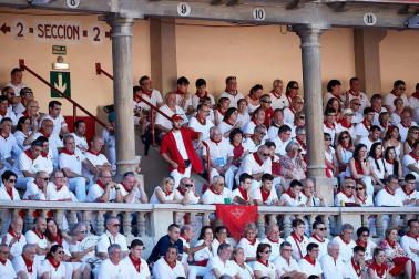 Público asistente a la Plaza de Toros de Pamplona durante la octava corrida de la Feria del Toro 2019 con la ganadería de Miura para los diestros Rafaelillo, Octavio Chacón y Juan Leal.