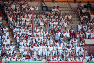 Público asistente a la Plaza de Toros de Pamplona durante la octava corrida de la Feria del Toro 2019 con la ganadería de Miura para los diestros Rafaelillo, Octavio Chacón y Juan Leal.