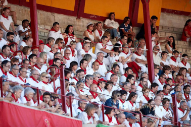 Público asistente a la Plaza de Toros de Pamplona durante la octava corrida de la Feria del Toro 2019 con la ganadería de Miura para los diestros Rafaelillo, Octavio Chacón y Juan Leal.
