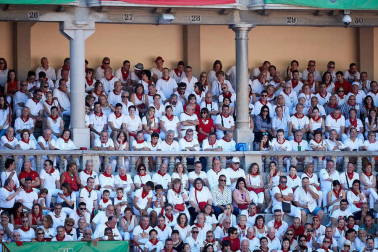 Público asistente a la Plaza de Toros de Pamplona durante la octava corrida de la Feria del Toro 2019 con la ganadería de Miura para los diestros Rafaelillo, Octavio Chacón y Juan Leal.