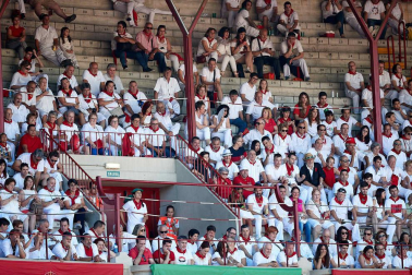 Público asistente a la Plaza de Toros de Pamplona durante la octava corrida de la Feria del Toro 2019 con la ganadería de Miura para los diestros Rafaelillo, Octavio Chacón y Juan Leal.