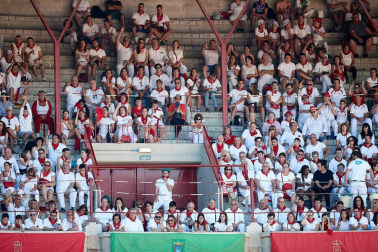 Público asistente a la Plaza de Toros de Pamplona durante la octava corrida de la Feria del Toro 2019 con la ganadería de Miura para los diestros Rafaelillo, Octavio Chacón y Juan Leal.